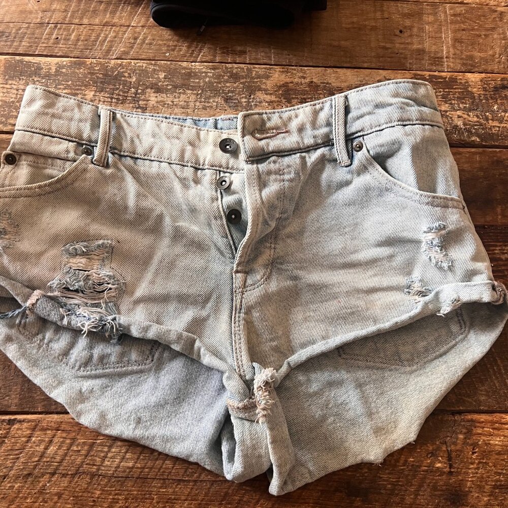 Roxy Jean Shorts with Unique Details - Perfect for Summer